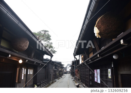日本の岐阜県　高山市の古い町並　杉玉を飾る酒屋と歴史を感じる古民家　春の高山祭期間中の朝の様子 132609256