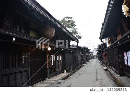日本の岐阜県　高山市の古い町並　杉玉を飾る酒屋と歴史を感じる古民家　春の高山祭期間中の朝の様子 132609258