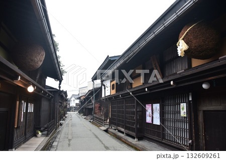 日本の岐阜県　高山市の古い町並　杉玉を飾る酒屋と歴史を感じる古民家　春の高山祭期間中の朝の様子 132609261