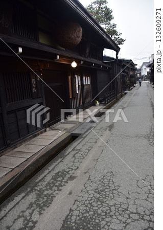日本の岐阜県 高山市の古い町並 杉玉を飾る酒屋と歴史を感じる古民家 春の高山祭期間中の朝の様子 日本の岐阜県 高山市の古い町並 杉玉を飾る酒屋と歴史を感じる古民家 春の高山祭期間中の朝の様子 132609271
