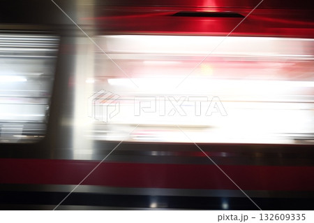 疾走する電車 132609335