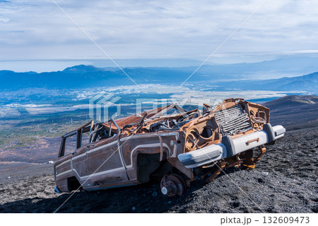 富士山中腹に佇む伝説の放置車両 富士山中腹に佇む伝説の放置車両 132609473