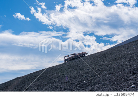 富士山中腹に佇む伝説の放置車両 富士山中腹に佇む伝説の放置車両 132609474