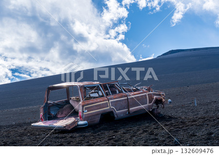 富士山中腹に佇む伝説の放置車両 132609476