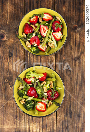 Salad of green asparagus, strawberries and pine nuts. 132609574