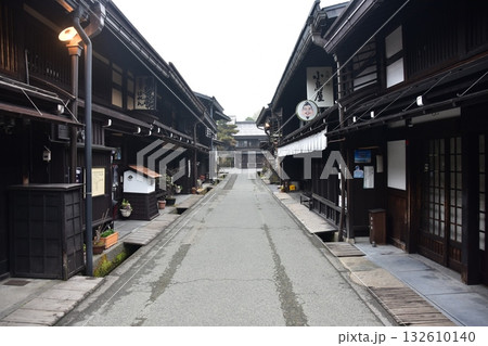 日本の岐阜県 高山市の古い町並 歴史を感じさせる古民家 春の高山祭期間中の朝の様子 日本の岐阜県 高山市の古い町並 歴史を感じさせる古民家 春の高山祭期間中の朝の様子 132610140