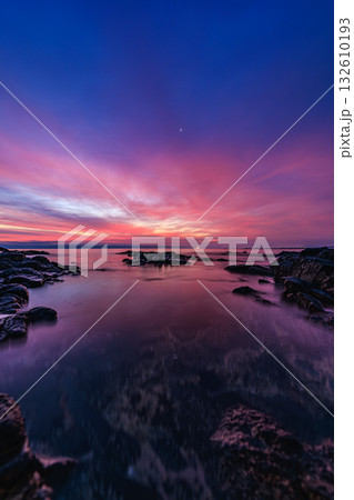 星残る海辺に訪れる朝 ― 日の出岬の夜明け 132610193