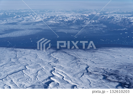 グリーンランドの雪床と海、氷山 132610203