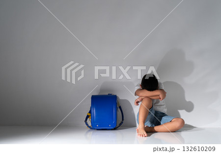 男の子　孤独　悩む 132610209