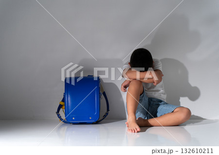 男の子　孤独　悩む 132610211