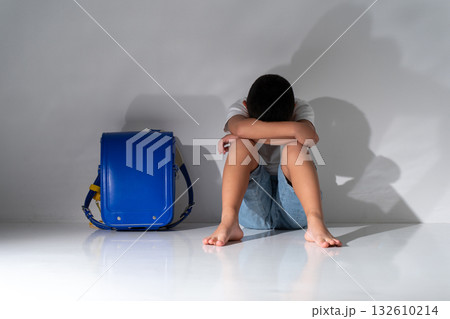 男の子　孤独　悩む 132610214