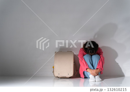 女の子 孤独 寂しい 女の子 孤独 寂しい 132610215