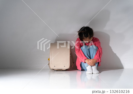 女の子 孤独 寂しい 女の子 孤独 寂しい 132610216