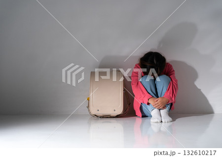 女の子 孤独 寂しい 女の子 孤独 寂しい 132610217