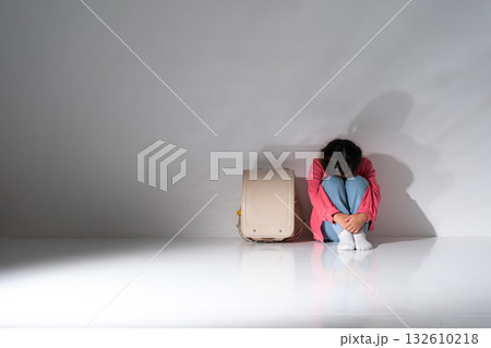 女の子 孤独 寂しい 女の子 孤独 寂しい 132610218