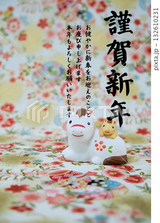 可愛い馬の置物の年賀状素材 132610231