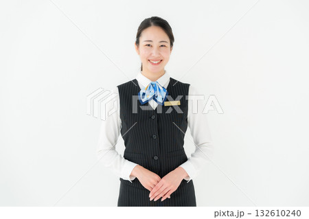制服の女性　ビジネス　ポートレート 132610240