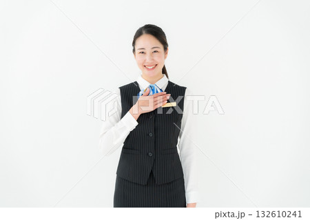 制服の女性　ビジネス　ポートレート 132610241