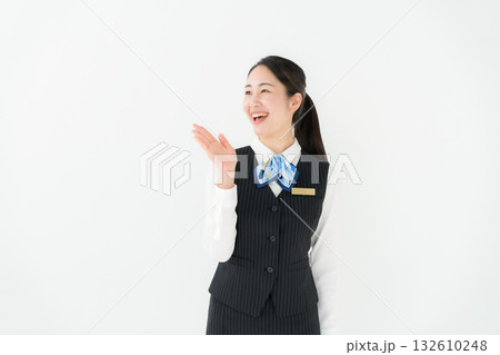 制服の女性　ビジネス　手かざし 132610248
