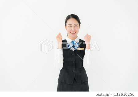 制服の女性　ビジネス　ガッツポーズ 132610256
