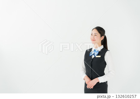 制服の女性　ビジネス　ポートレート 132610257
