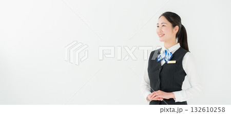 制服の女性　ビジネス　ポートレート 132610258