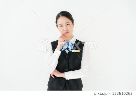 制服の女性　ビジネス　悩む 132610262