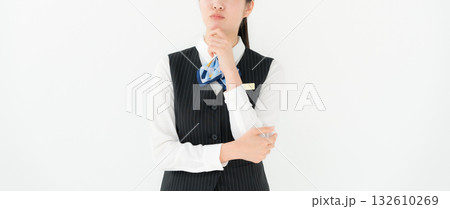 制服の女性　ビジネス　悩む 132610269
