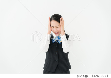 制服の女性　ビジネス　トラブル 132610271