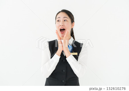 制服の女性　ビジネス　驚く 132610276