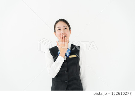 制服の女性　ビジネス　驚く 132610277