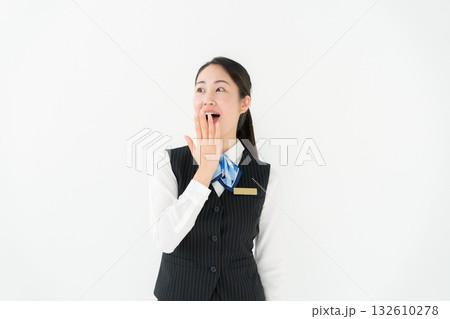 制服の女性　ビジネス　驚く 132610278