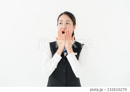 制服の女性　ビジネス　驚く 132610279
