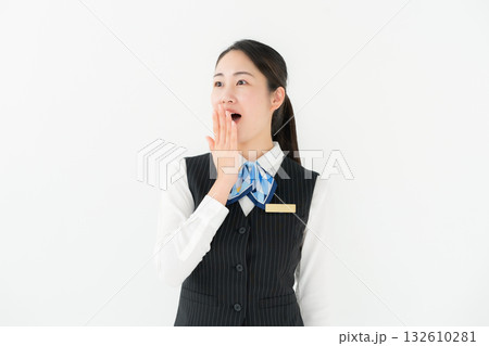 制服の女性　ビジネス　驚く 132610281