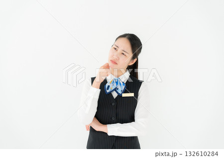 制服の女性　ビジネス　考える 132610284