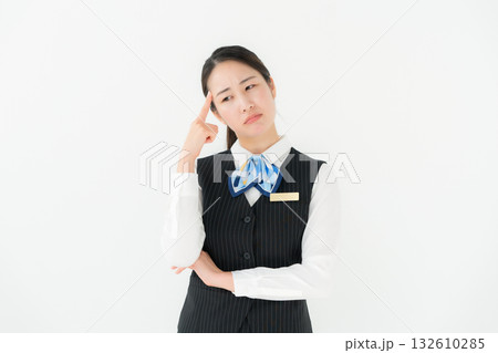 制服の女性　ビジネス　考える 132610285