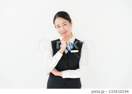 制服の女性　ビジネス　ほほえみ 132610294
