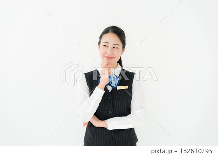 制服の女性　ビジネス　ほほえみ 132610295