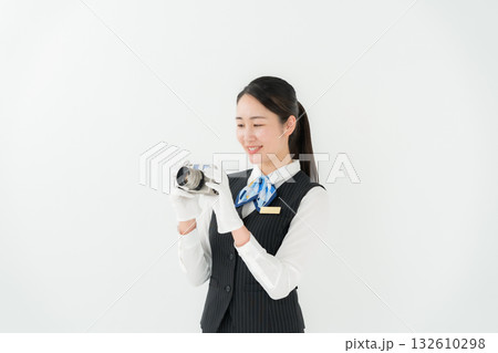 制服の女性　ビジネス　査定　カメラ 132610298
