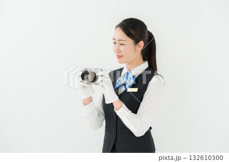 制服の女性　ビジネス　査定　カメラ 132610300