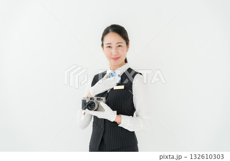 制服の女性　ビジネス　査定　カメラ 132610303