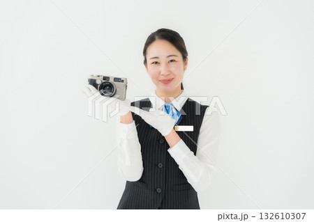 制服の女性　ビジネス　査定　カメラ 132610307