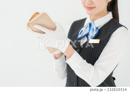 制服の女性　ビジネス　査定　財布 132610314