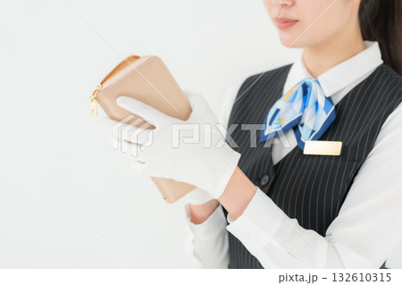制服の女性　ビジネス　査定　財布 132610315