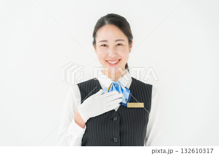 制服の女性　ビジネス　白手袋 132610317