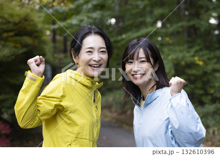 ランニングする女性 132610396