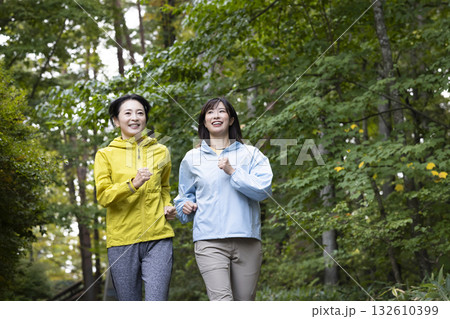 ランニングする女性 132610399