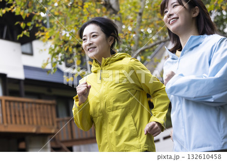 ランニングする女性 ランニングする女性 132610458
