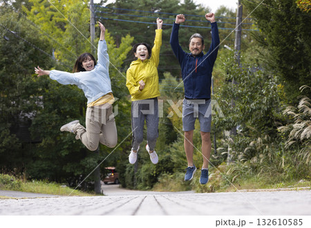 ランニングする家族 132610585