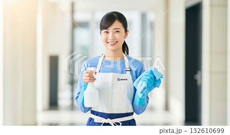 建物の清掃の仕事をする女性 132610699